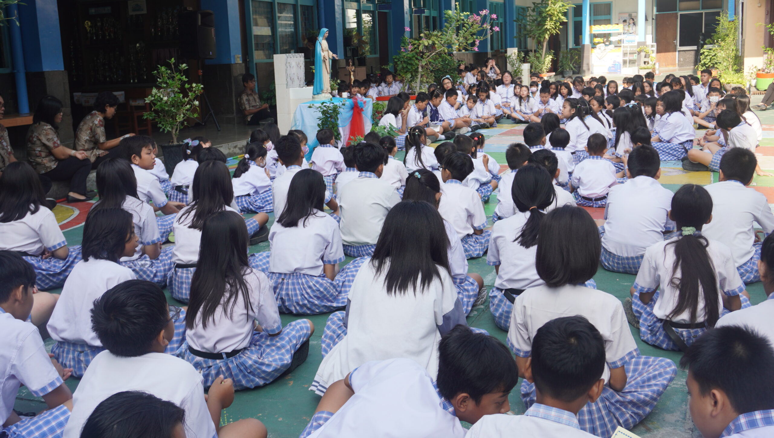 Membuka Bulan Penuh Berkat: Siswa SD Katolik Santa Angela Surabaya Pimpin Doa Rosario Bersama