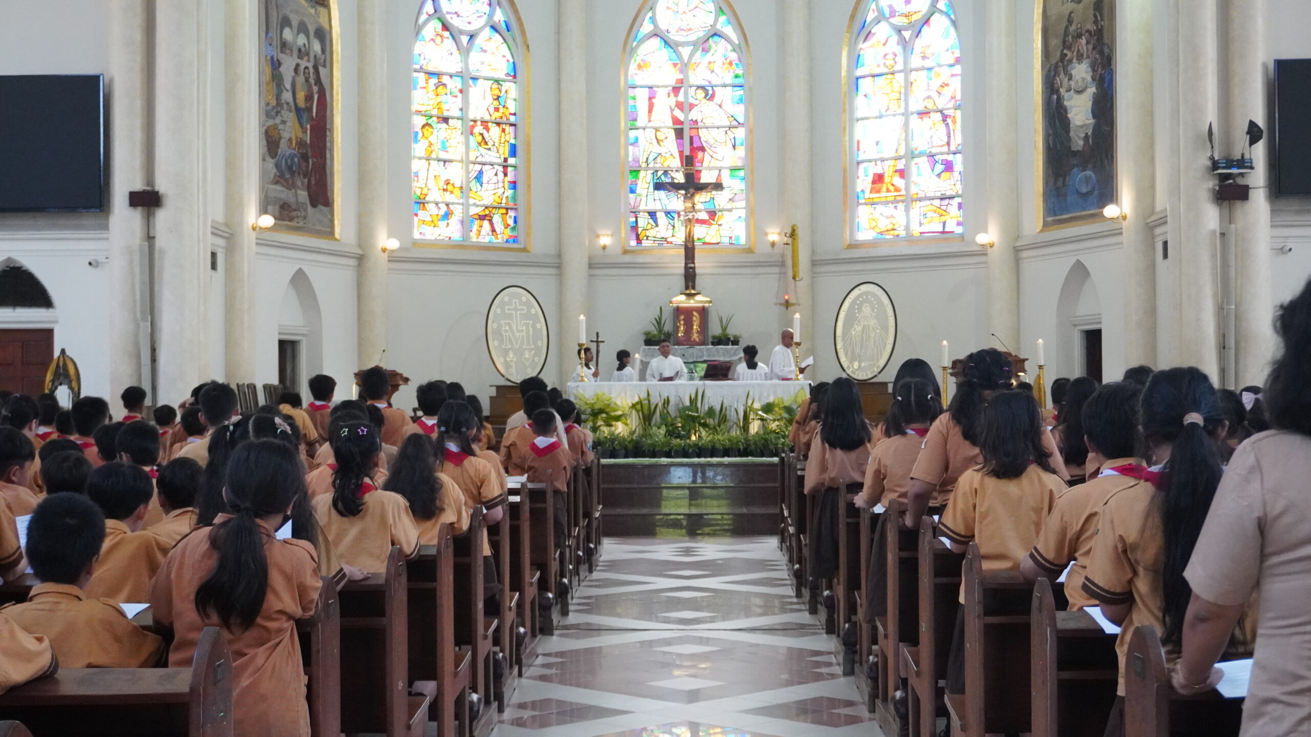 Hening dan Khidmat, Ratusan Siswa SDK Santa Angela Surabaya Ikuti Jalan Salib di Gereja Tertua