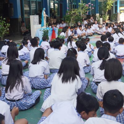 Membuka Bulan Penuh Berkat: Siswa SD Katolik Santa Angela Surabaya Pimpin Doa Rosario Bersama