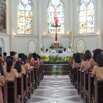 Hening dan Khidmat, Ratusan Siswa SDK Santa Angela Surabaya Ikuti Jalan Salib di Gereja Tertua